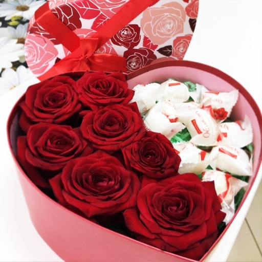 Фото Милая коробочка с розами и Raffaello "Маленькая мечта"