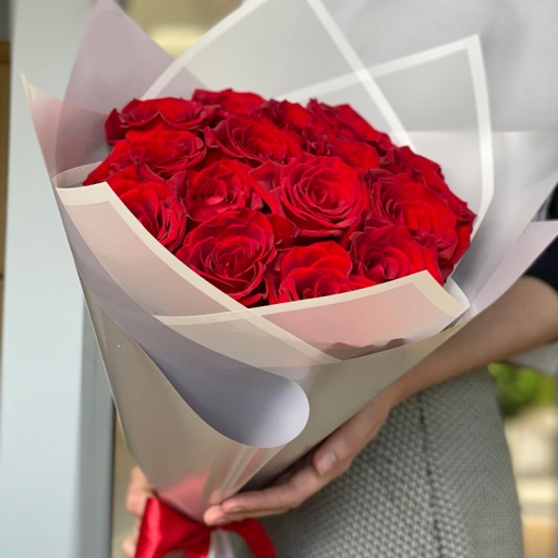 Стильный букет в крафте из 17 роз