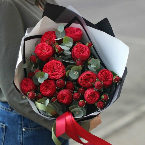 Прекрасный букет из пионовидных роз "Strong Style"