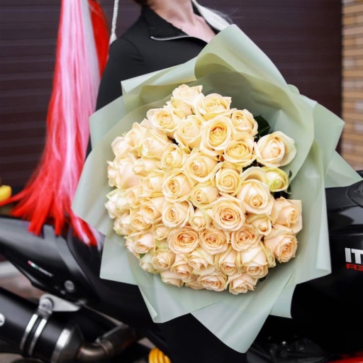 Фото Шикарный букет на свадьбу из 69 нежных роз