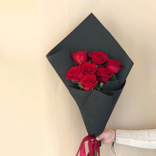 Букет из 7 красных роз в фоамиране