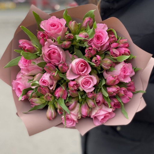 Фото Букет из роз и альстромерии "Привет, Счастье!"