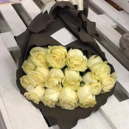 15 Белых голландских роз в стильном оформлении