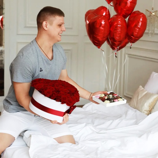 Фото Набор из коробочки в форме сердца с красными розами и шаров-сердец