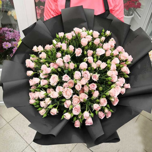 Фото Стильный букет из высоких кустовых роз в чёрном оформлении