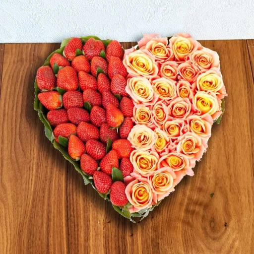 Фото Сердце из роз Мисс Пигги и клубники