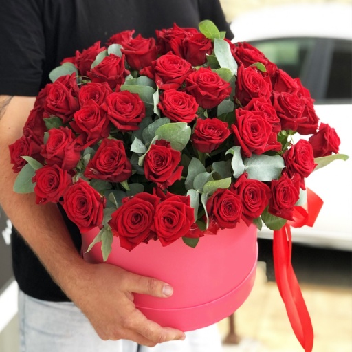 Фото Шикарные красные розы в коробке-цилиндре