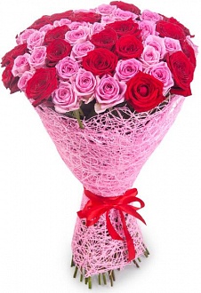 Яркий букет из 69 роз красного и розового цвета