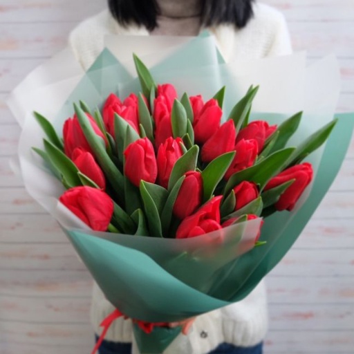 Букет из 25 красных тюльпанов "Лагардия"