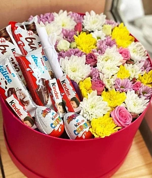 Фото Подарочный набор с хризантемами и Киндерами