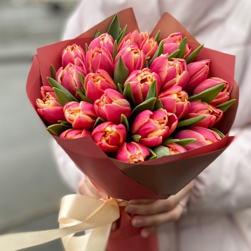 25 красных пионовидных тюльпанов