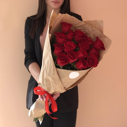 Фото Букет из 15 высоких роз в крафте