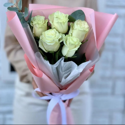 Фото 5 Белых роз с оформлением