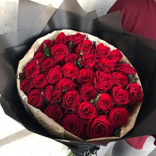 Букет из красных роз в стильном оформлении
