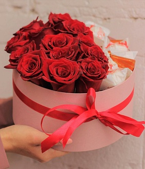 Шикарные розы и Raffaello в шляпной коробке "Lady red"