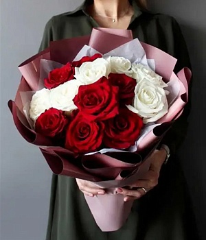 Фото Яркий букет из красных и белых роз от флориста