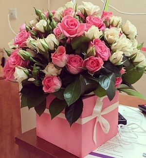 Коробка с розовыми и белыми кустовыми розами