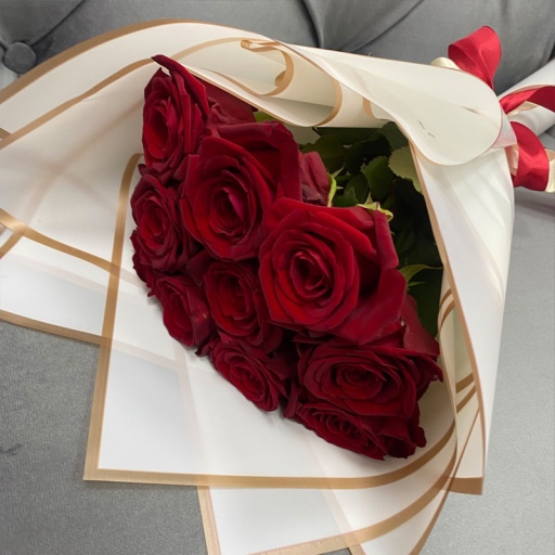 Фото Яркий букет из 9 роз