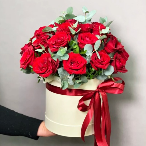 Фото Розы с эвкалиптом в коробке "Red and Green"