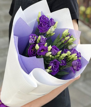 Красивый букет из фиолетовой эустомы