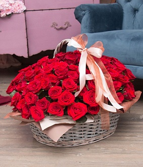 Шикарная корзина из 69 ярко-красных роз