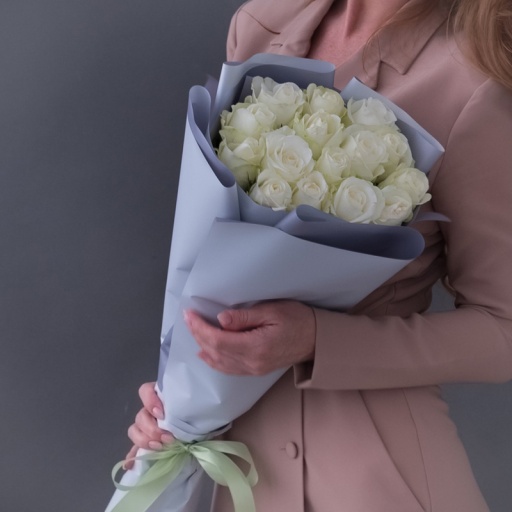 Фото Необычный букет белых роз "Варьете"