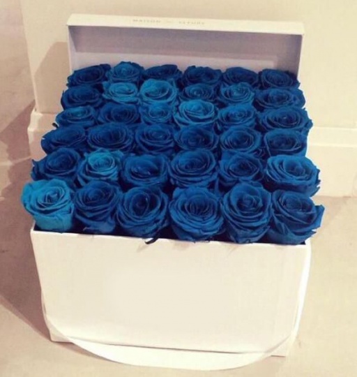Коробочка с 37 синими розами