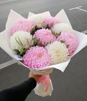 Нежный букет из хризантем в оформлении Фото Нежный букет из хризантем в оформлении