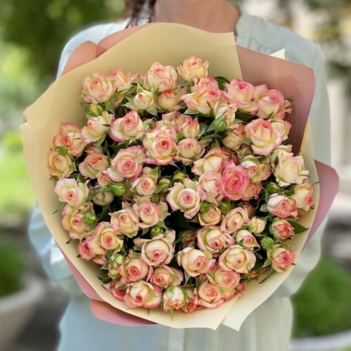 Нежный букет из кустовых роз "Клубнично-банановый мусс"