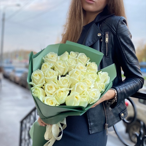 Букет из 29 нежных белых роз "Прикосновение"