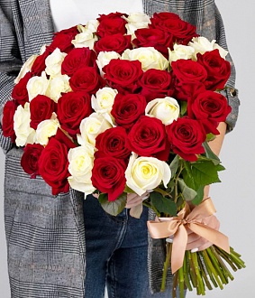 Красивый букет из 41 розы красных и белых цветов