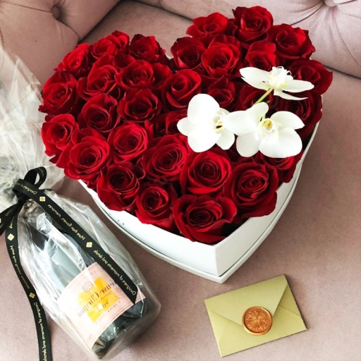 Фото Сердце с розами и орхидеями "Все чувства для любимых..."