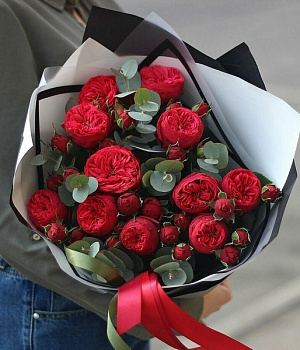 Фото Прекрасный букет из пионовидных роз "Strong Style"