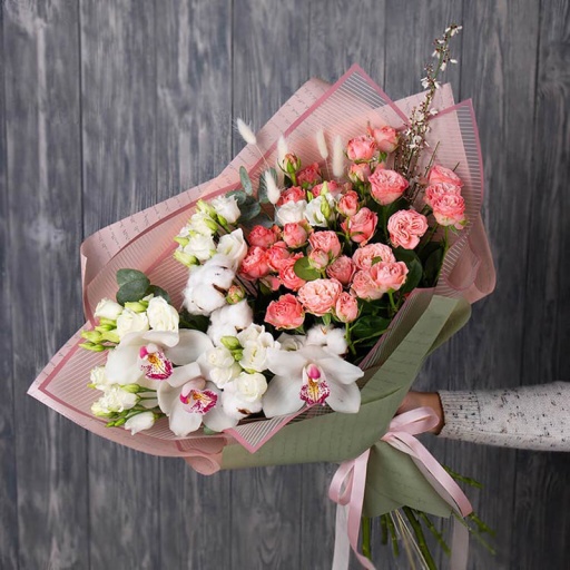 Орхидеи и пионовидные розы в букете "Чистая любовь"