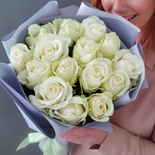 Фото Необычный букет белых роз "Варьете"