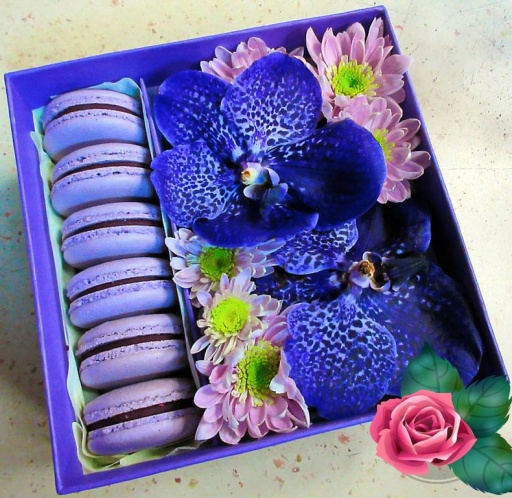 Фото Коробочка с макаронс и цветами №129