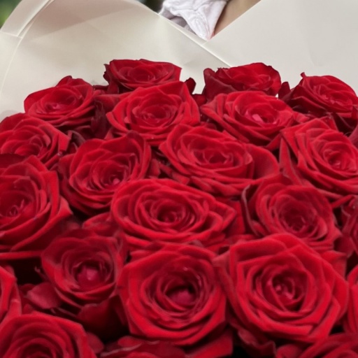 Букет из 25 Красных роз в белом оформлении