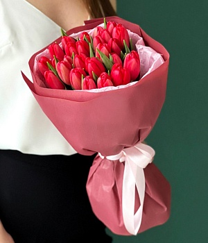Милый букет из 25 тюльпанов в красивом оформлении