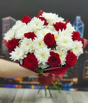 Букет из роз с хризантемой "Красное и Белое"