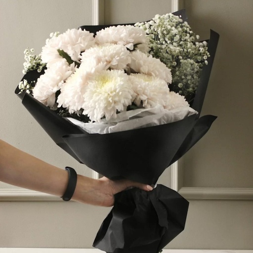 Фото Стильный букет из белых хризантем и гипсофилы в тёмном оформлении