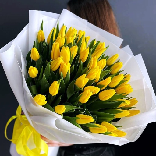 Букет из 61 тюльпана желтого цвета в стильной упаковке