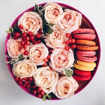 Фото Коробочка с макаронс и цветами №146