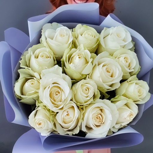 Фото Необычный букет белых роз "Варьете"