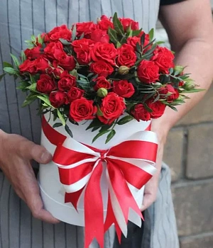 Фото Стильная коробочка с красными кустовыми розами