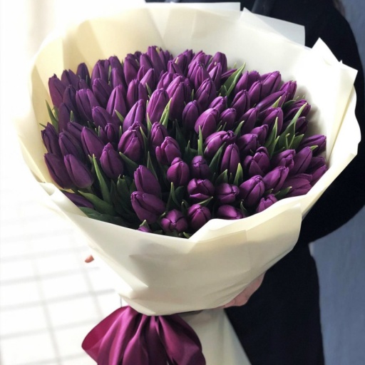 Фото Свежий букет из 69 фиолетовых тюльпанов