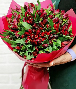 Букет в красной гамме "Сладкие грёзы"