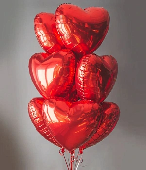 Фото Охапка из красных шаров-сердец