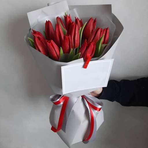 Фото Букет из 19 красных тюльпанов