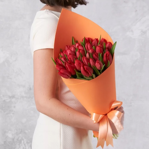 Букет из 35 красных тюльпанов