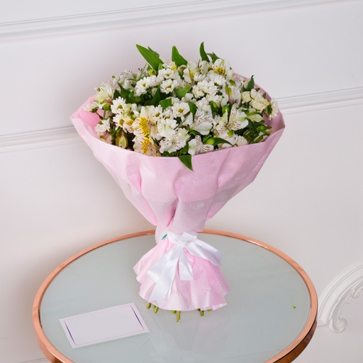 Букет из хризантем и альстромерии "Белая Италия"